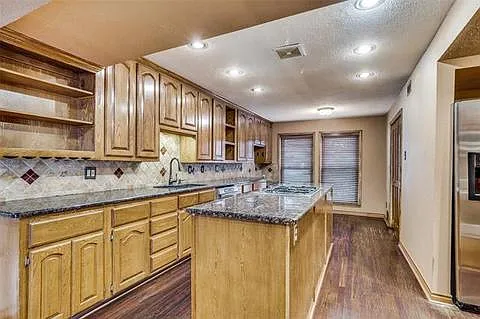 2701 Lakewood Ln — Photo 3