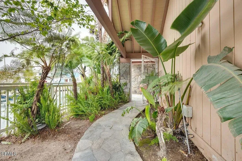 4 bed, 3.0 bath, 2192 sqft, $9,900 — Photo 3
