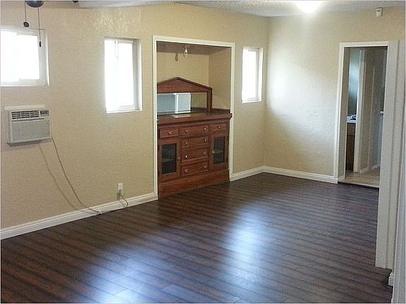3rd image of 2418 Linden Ave