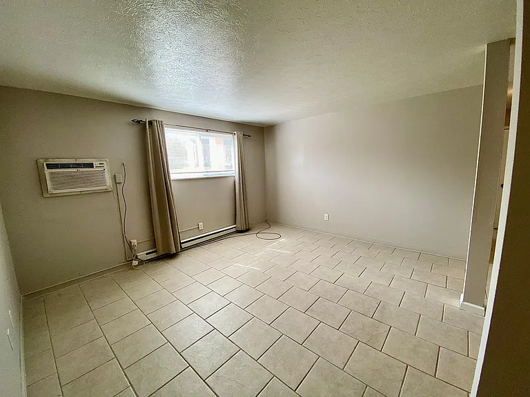 652 S Shore Ct — Photo 4