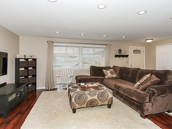 4th image of 109 N Salem Dr