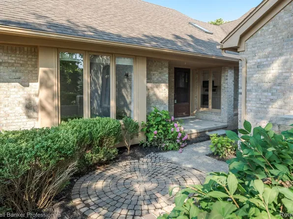 5902 Whitfield Dr, Troy, MI 48098
