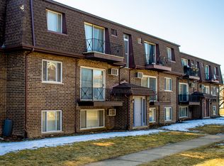 10457 Dearlove Rd #1A, Glenview, IL 60025