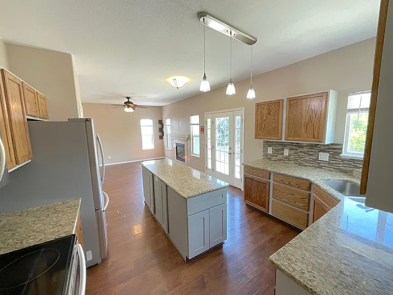 2579 Weyburn Way — Photo 15
