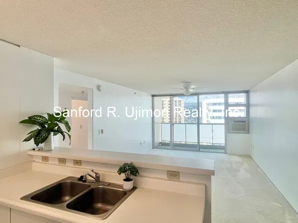 3009 Ala Makahala Pl, Honolulu, HI