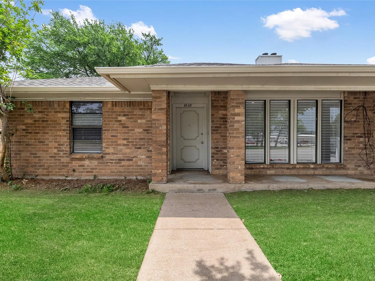 1610 Brown Trl — Photo 2