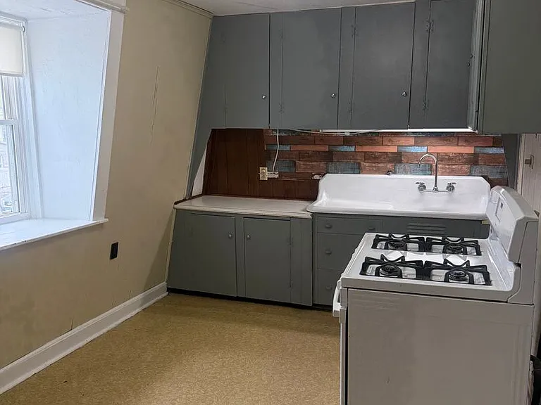 104 Mechanic St — Photo 1