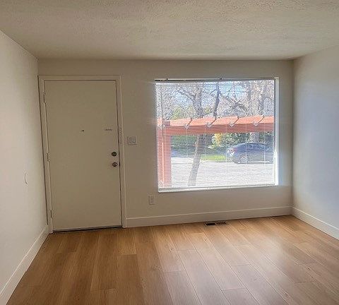 5th image of 953 E Browning Ave