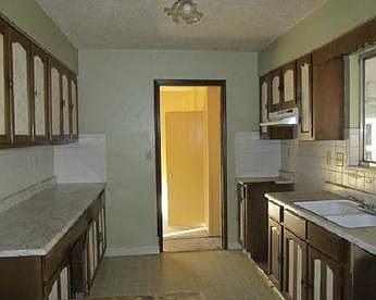 2nd image of 670 Sloan St