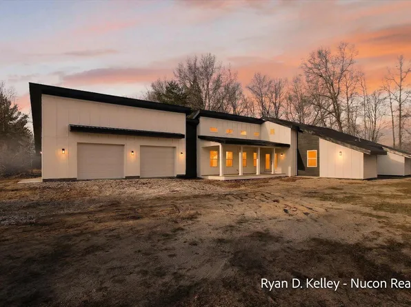 8411 Peninsula Dr W, Stanwood, MI 49346