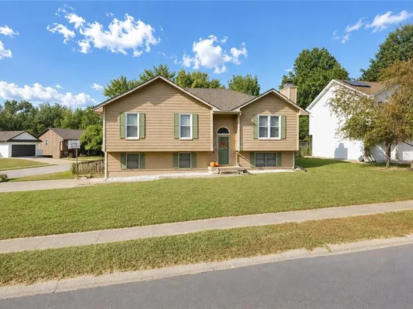 800 NE Bristol Dr, Lees Summit, MO 64086