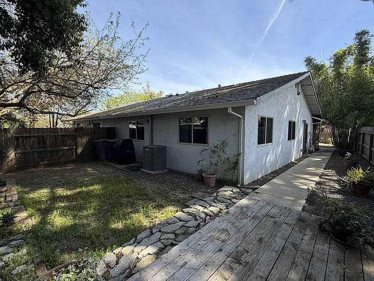 909 Bienville St — Photo 30