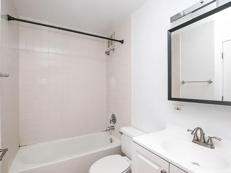1 E Scott St #505 — Photo 9