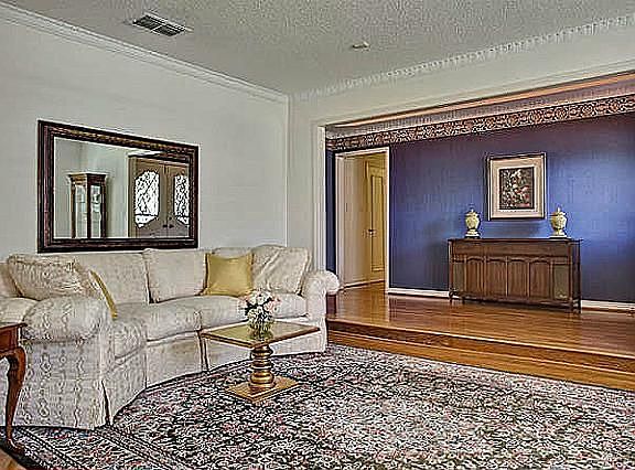 3rd image of 7008 Miramar Cir