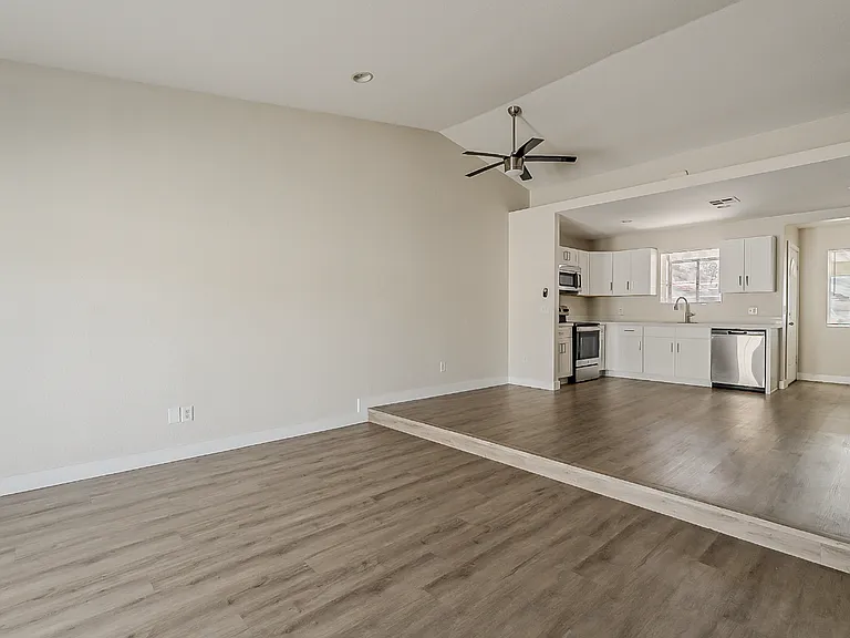2425 W Avalon Dr — Photo 4