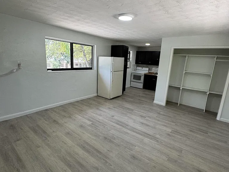 1113 SW 15th Ter #11 — Photo 11