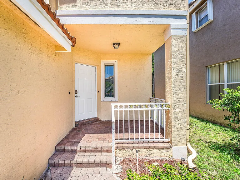 5477 Queenship Ct — Photo 4