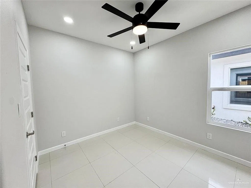 3 bed, 2.0 bath, 779 sqft, $1,275 — Photo 4
