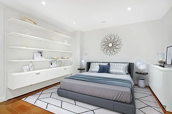 2nd image of 55 Wall St #1011
