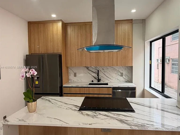 2436 SW 7th St #8 — Photo 6