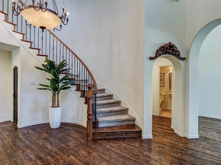 9823 Carriage Hill Ln — Photo 4
