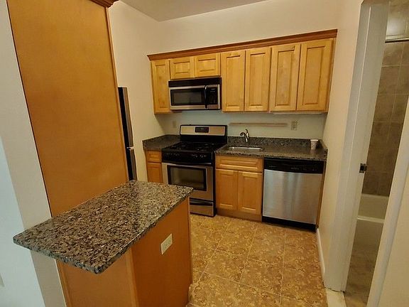 5th image of 312 23rd St APT 4F