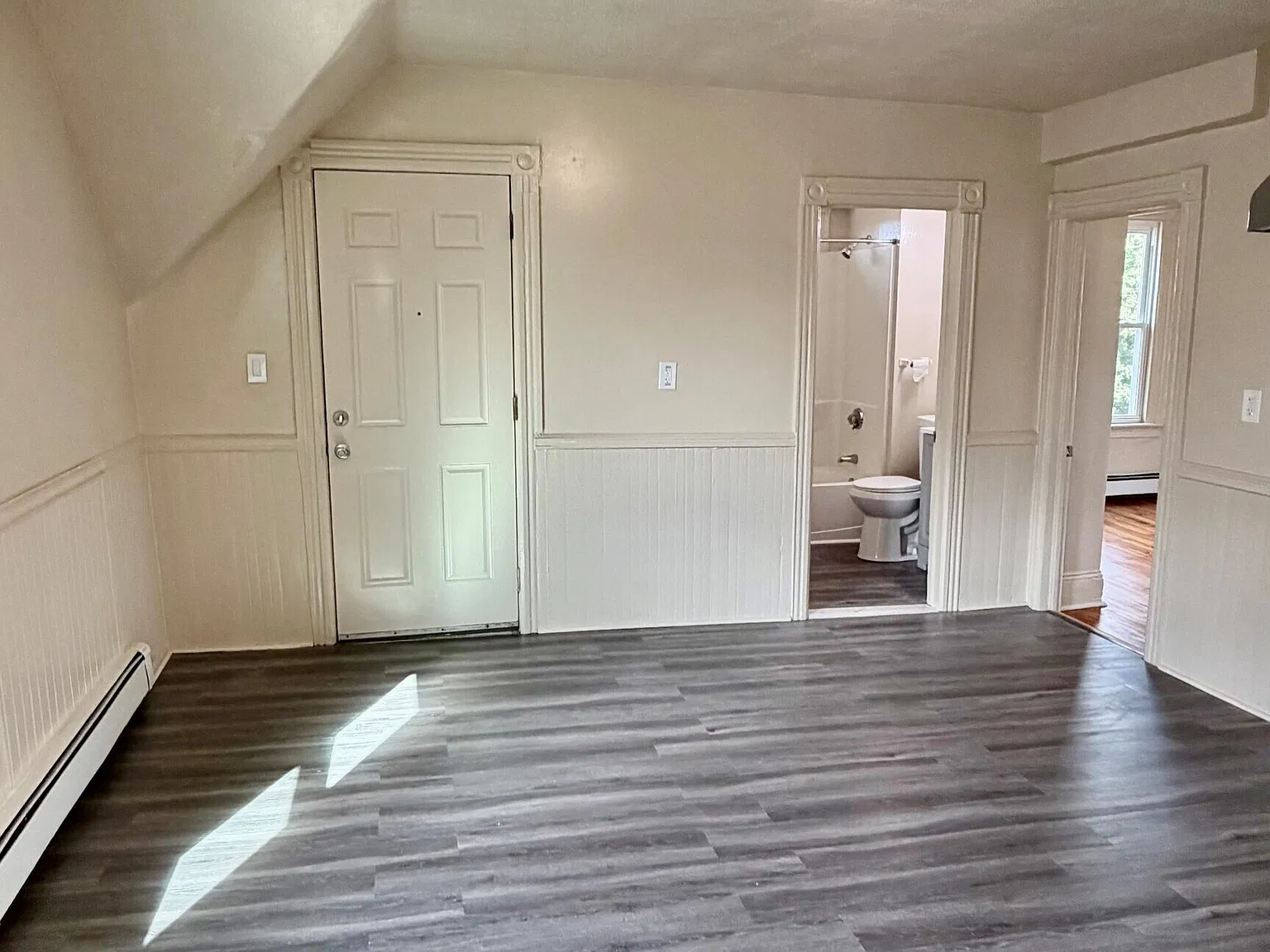 3 bed, 1.0 bath, 3118 sqft, $1,800 — Photo 2