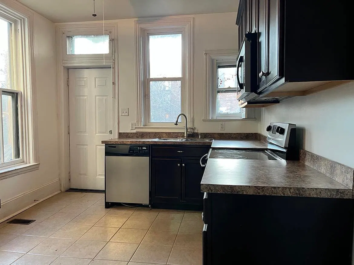 3 bed, 2100 sqft, $1,595 — Photo 2
