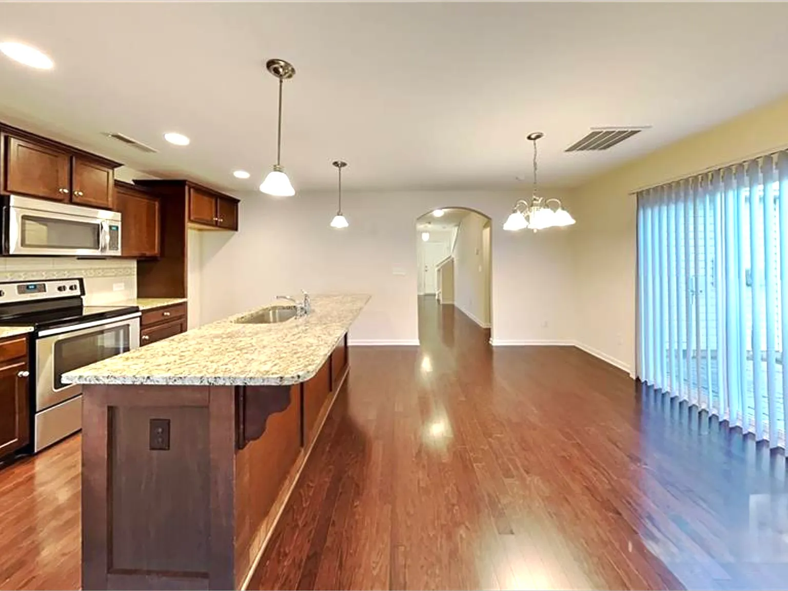 3 bed, 1986 sqft, $2,200 — Photo 3