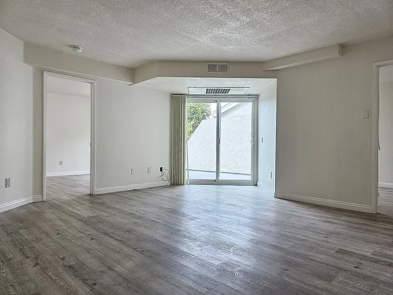 607 W Broadway #205 — Photo 4