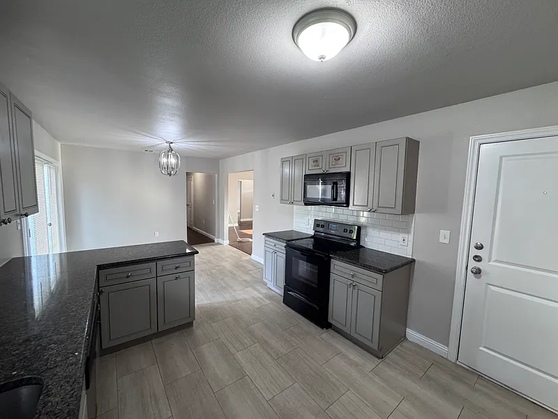 3 bed, 1466 sqft, $2,300 — Photo 3