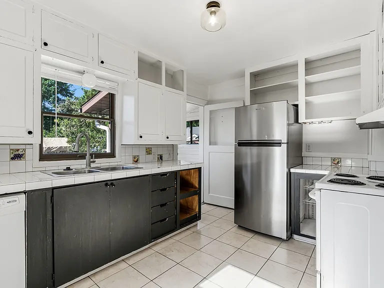 2034 S Broxon St — Photo 39