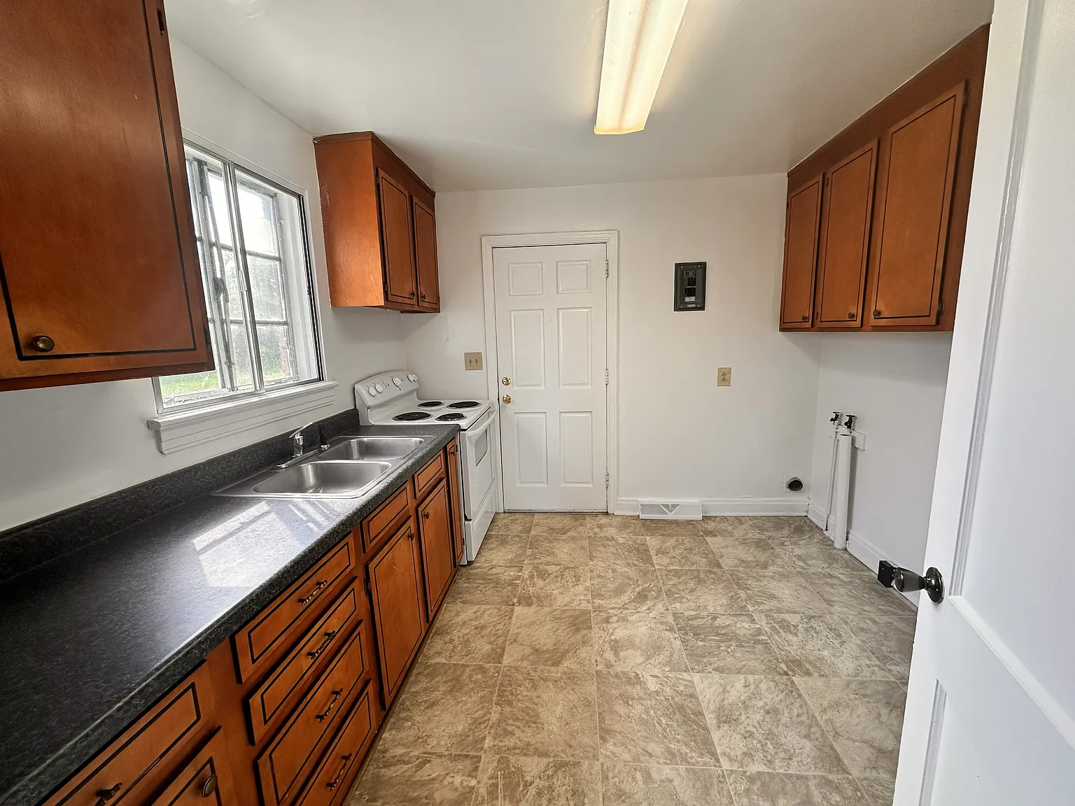 3 bed, 933 sqft, $1,650 — Photo 4