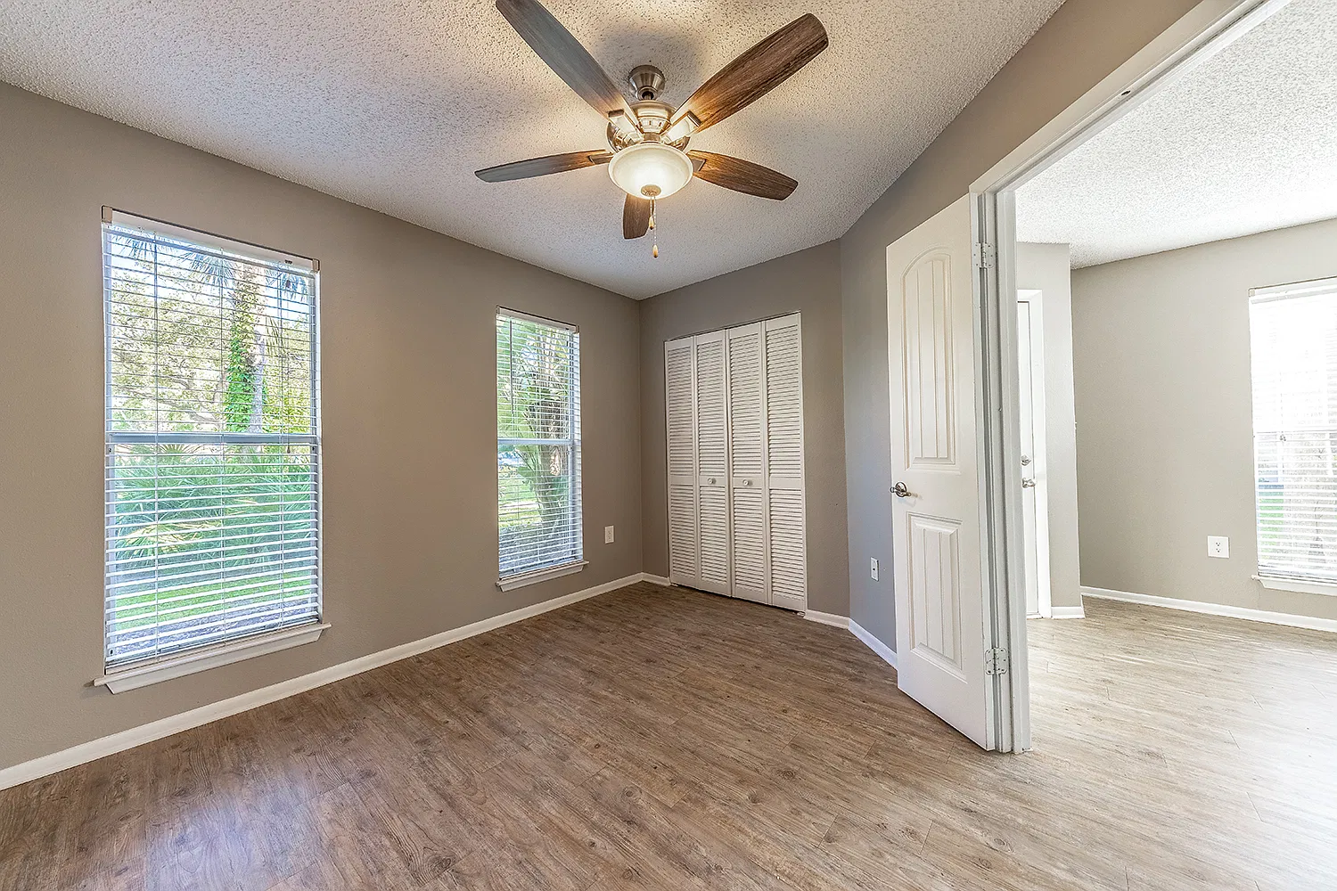 Palm Cove Apartments — Photo 4