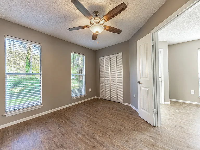 Palm Cove Apartments — Photo 15