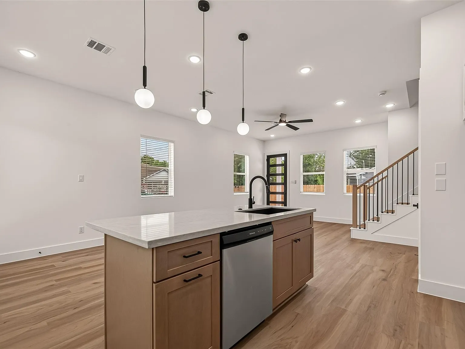 3 bed, 2.5 bath, 1300 sqft, $2,000 — Photo 4
