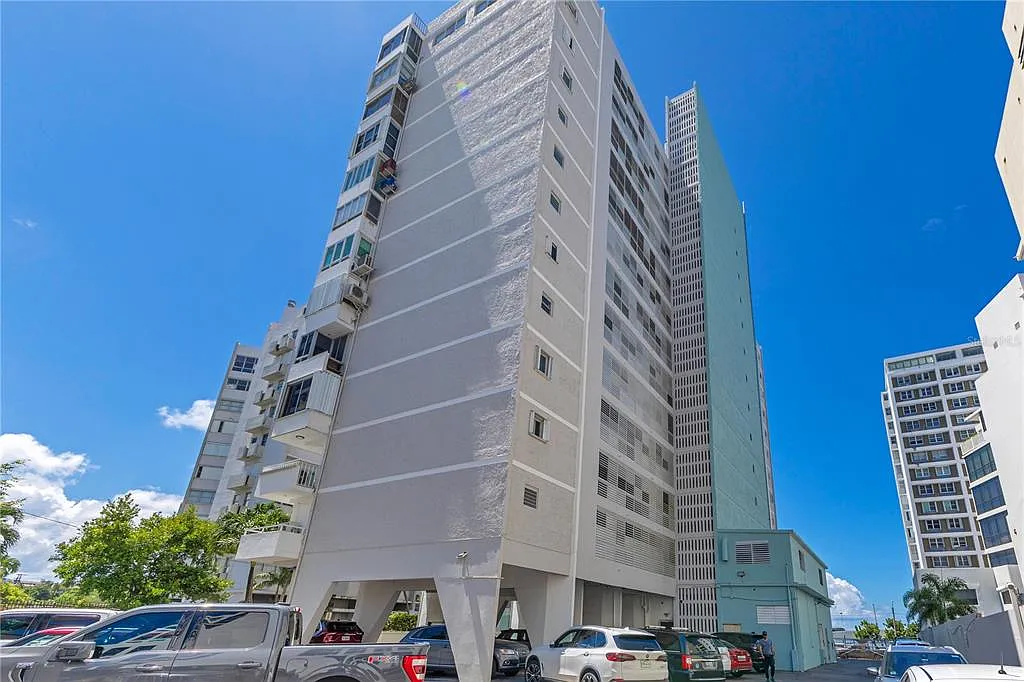 1 bed, 1.0 bath, 818 sqft, $2,400 — Photo 3