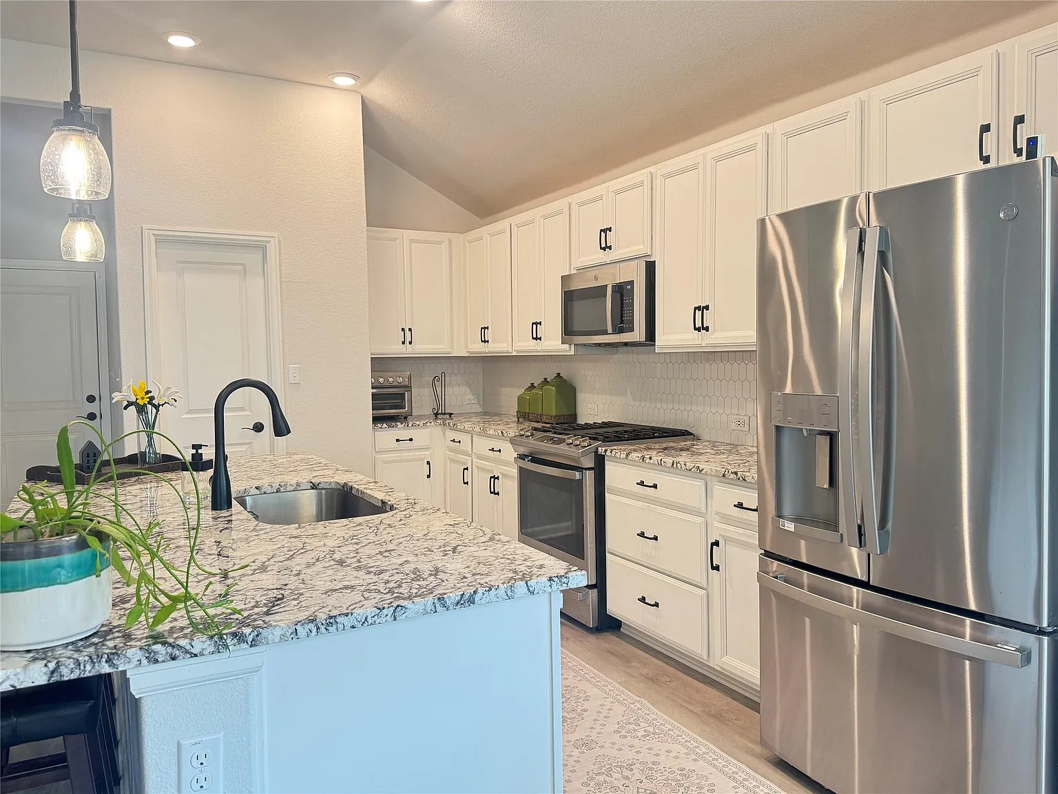 3 bed, 2.0 bath, 1941 sqft, $2,500 — Photo 3