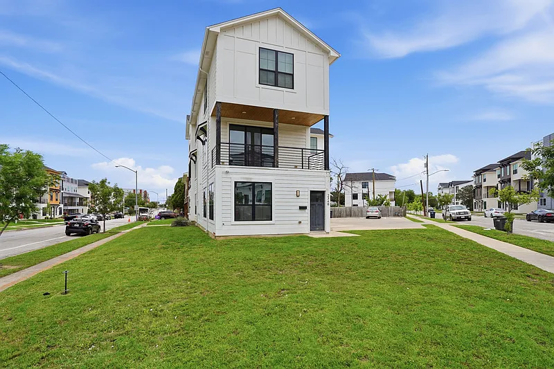 5 bed, 5.0 bath, 2500 sqft, $6,800 — Photo 2