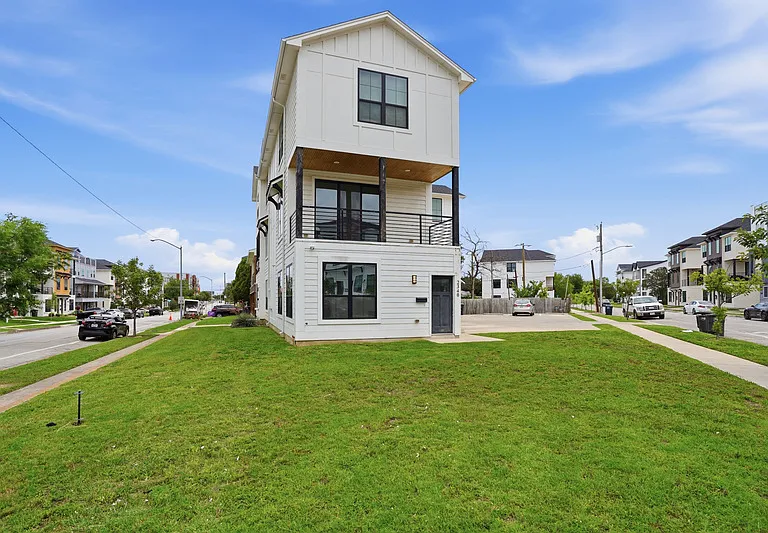 2340 Benbrook Dr — Photo 2