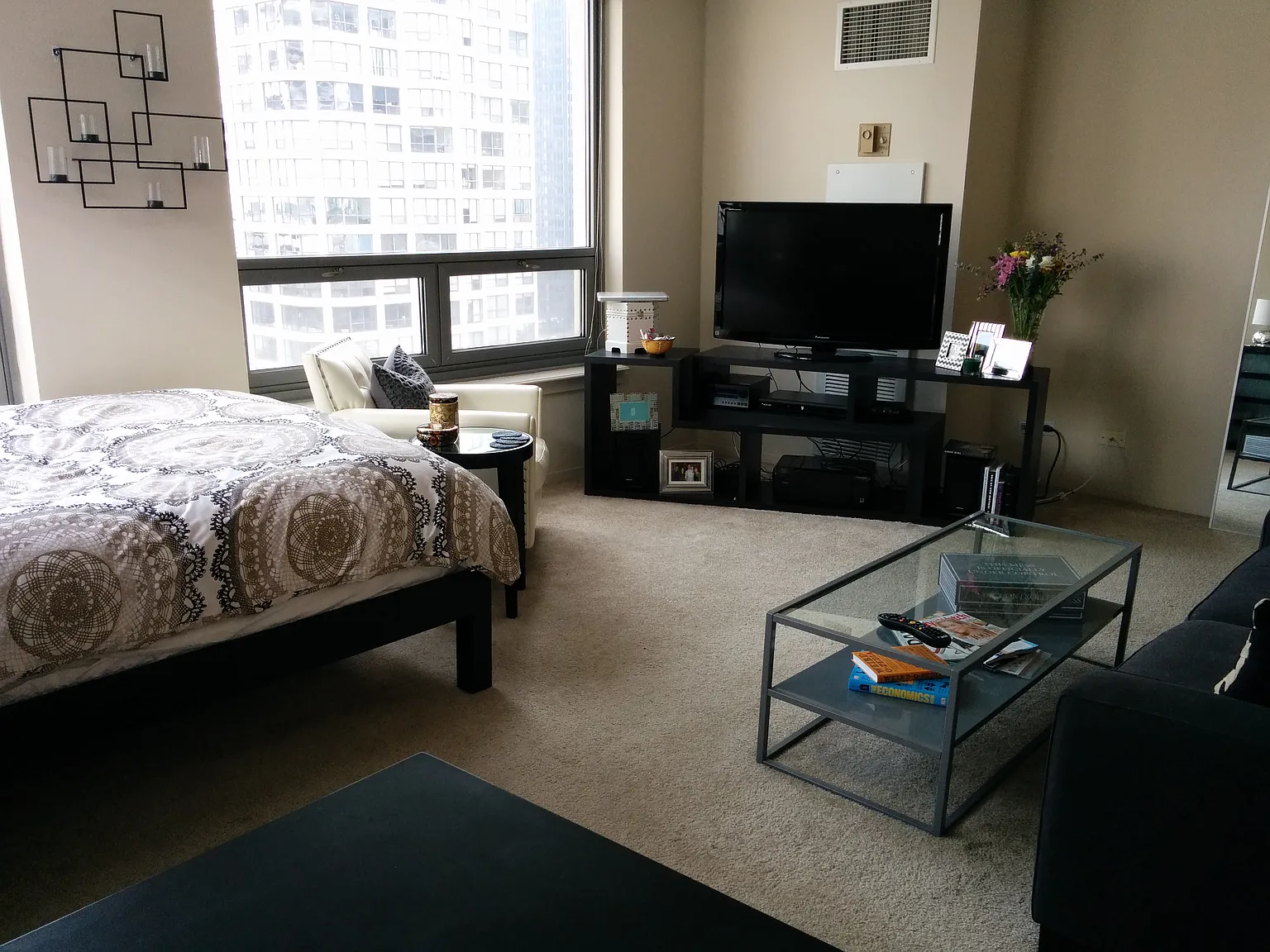 Corner studio w/d in unit, Great views! W/D in Unit! — Photo 1