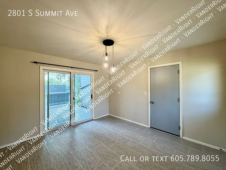2801 S Summit Ave — Photo 7