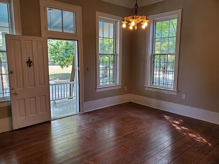 2nd image of 914 Rock St