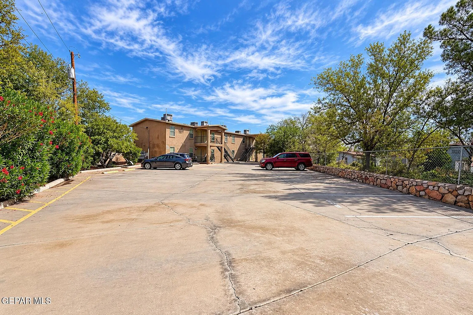 2 bed, 1.0 bath, 651 sqft, $970 — Photo 2