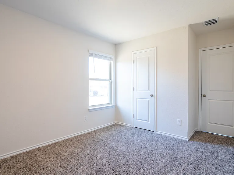 1833 Pecan Valley Dr — Photo 6