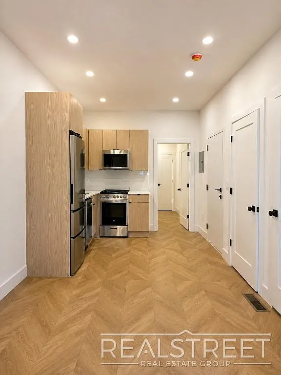 25-66 Steinway Street — Photo 1