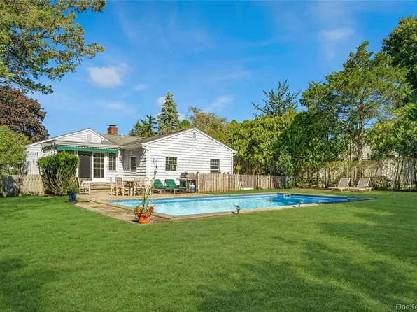 4 Barker Ln, Quogue, NY 11959