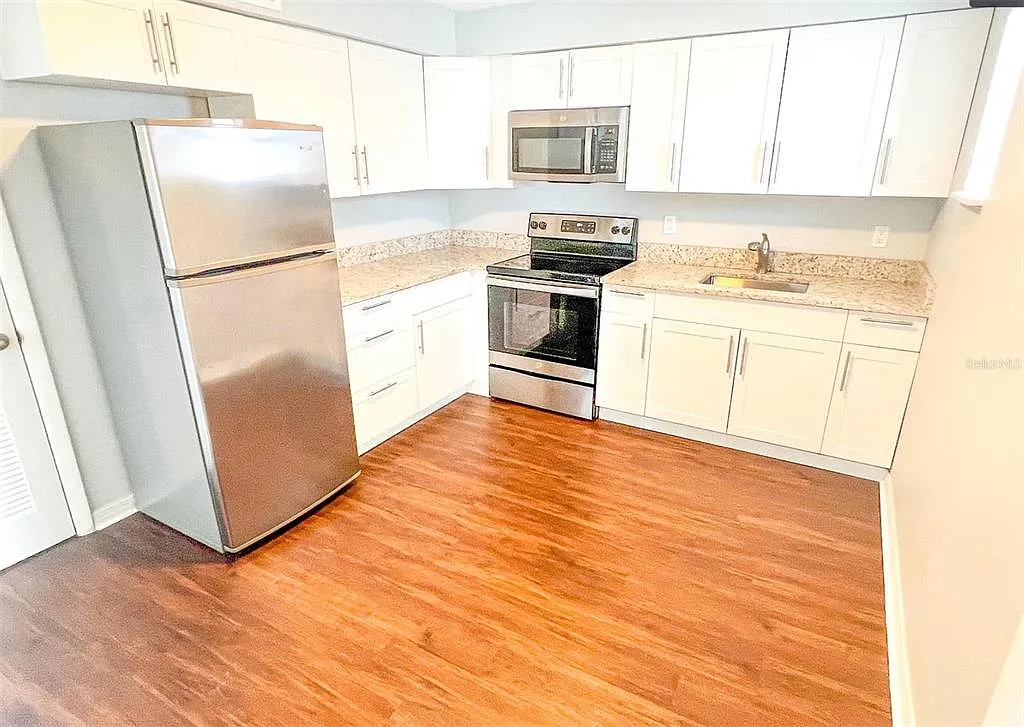 276 Polk Ave — Photo 2