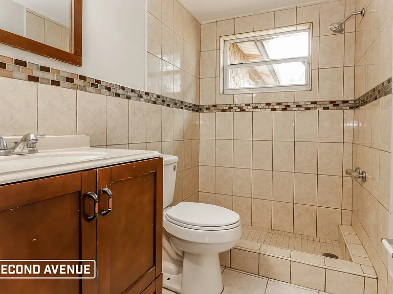 4847 Elmwood St — Photo 11