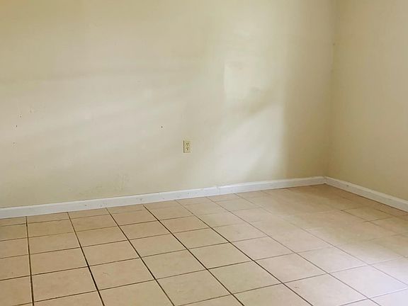 2nd image of 107 Fernwood Ct Unit 107